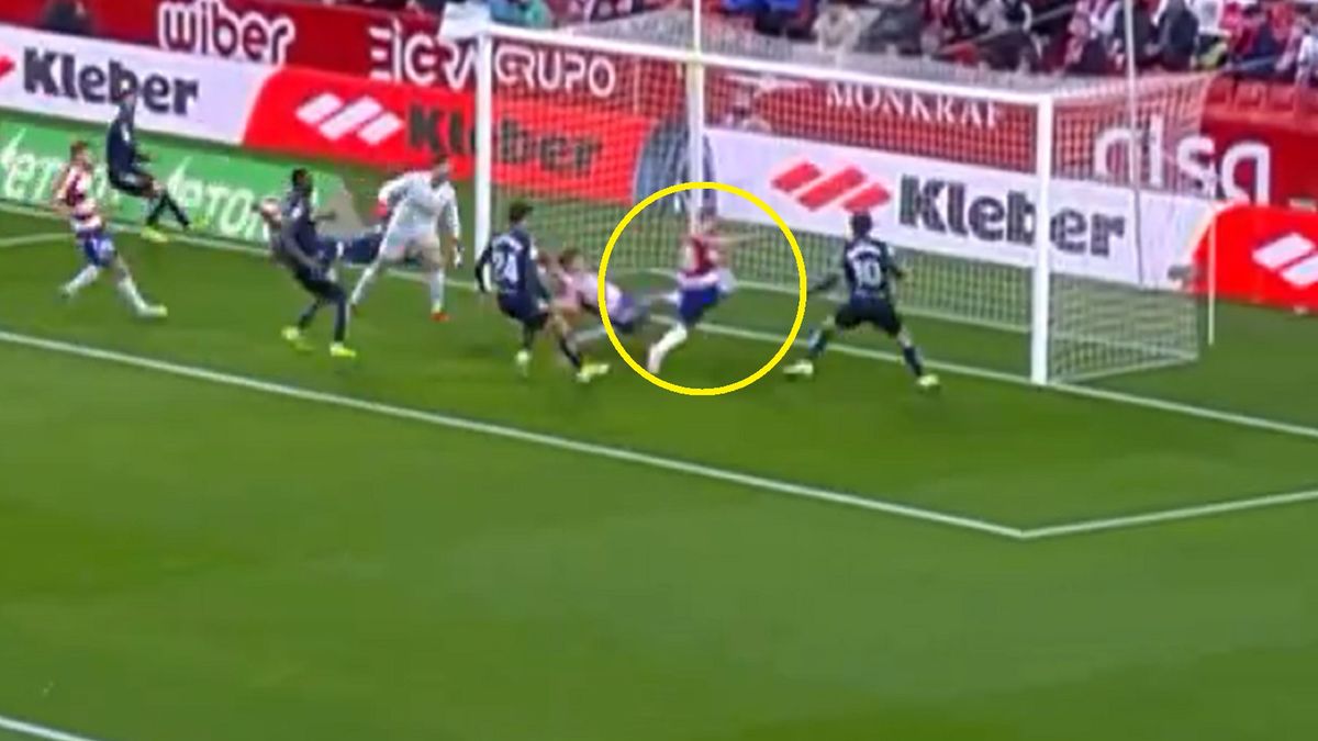 Twitter / LaLiga / Na zdjęciu: interwencja Jóźwiaka