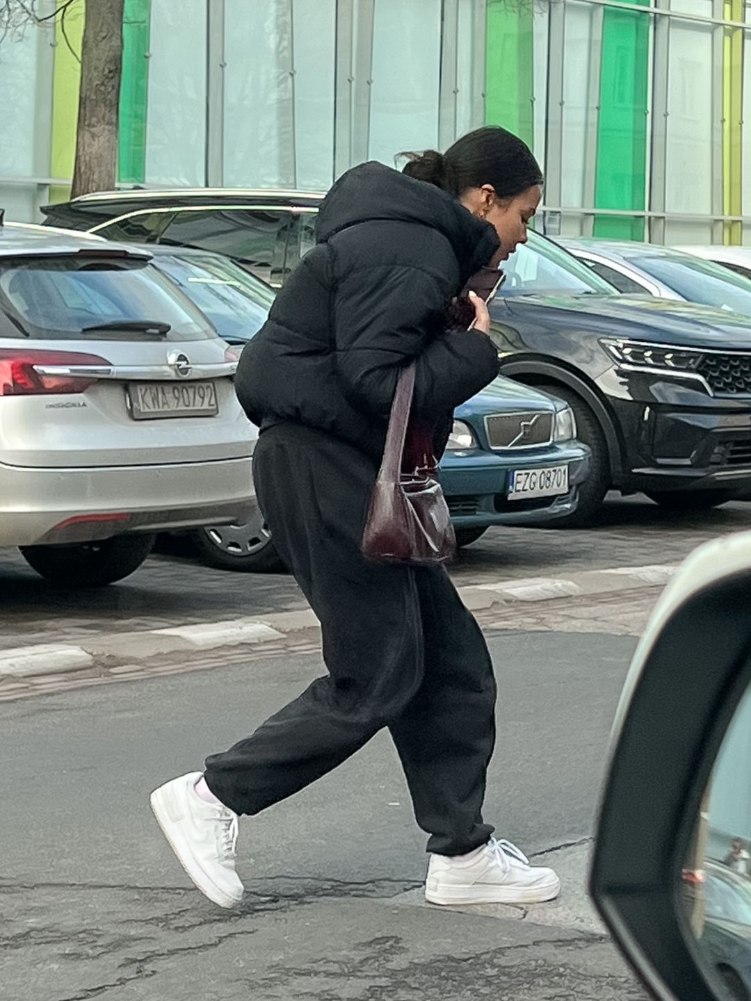Lexy Chaplin wypluwa gumę na chodnik