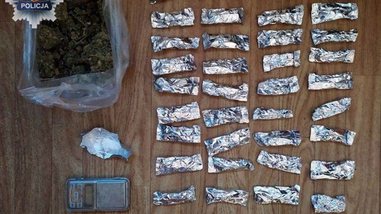 Polkowice. Narkotyki w plecaku to nie wszystko. W domu przetrzymywał setki porcji