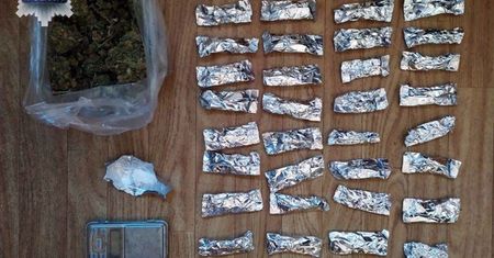 Polkowice. Narkotyki w plecaku to nie wszystko. W domu przetrzymywał setki porcji