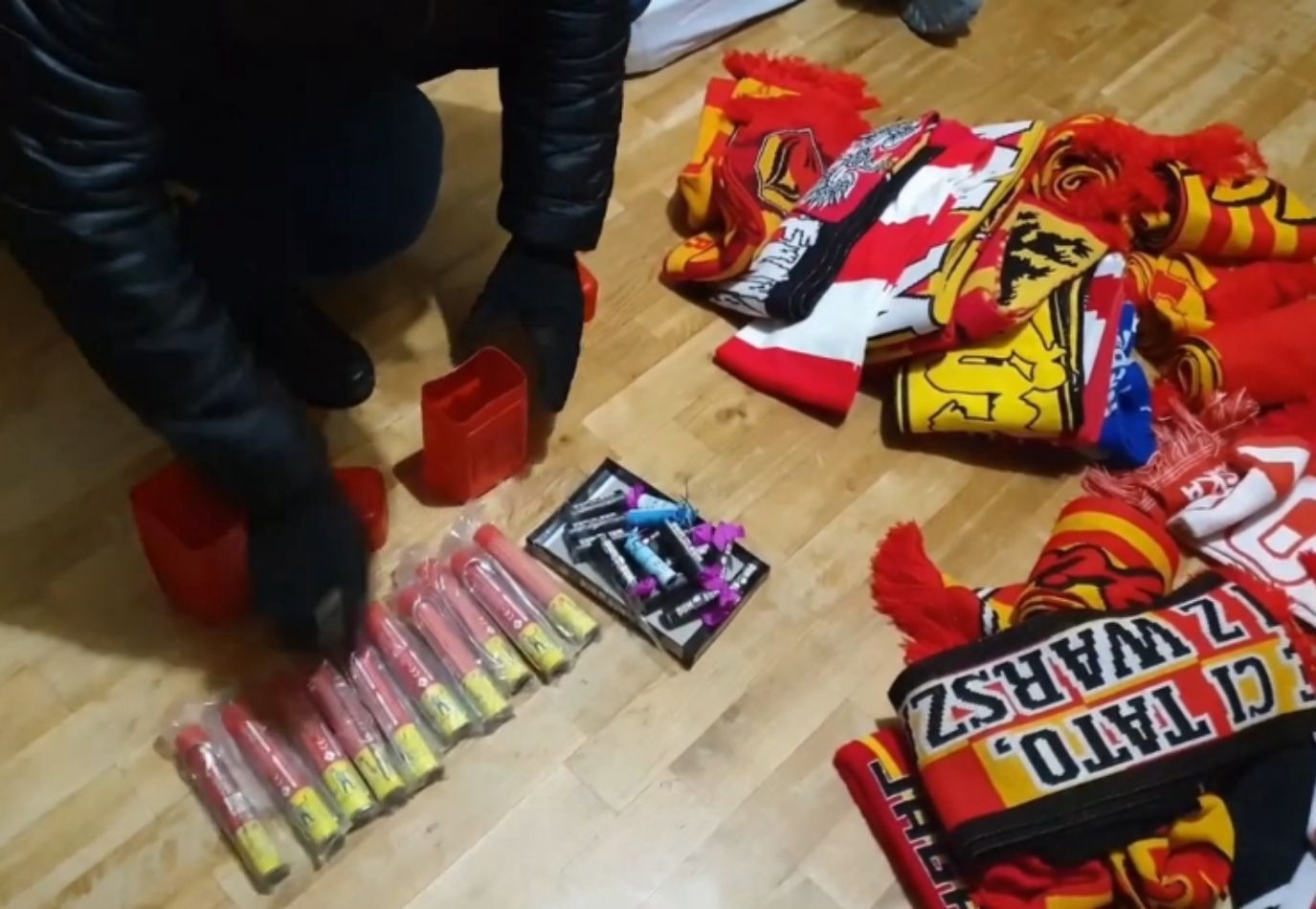 Na miejscu funkcjonariusze zabezpieczyli między innymi race, które były częstym powodem zniszczeń podczas tegorocznego marszu.