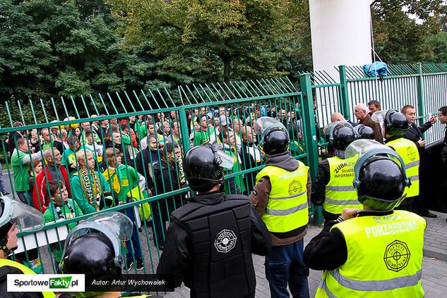 Nie takie obrazki powinny promować sport żużlowy, który przyciąga na trybuny tysiące ludzi.