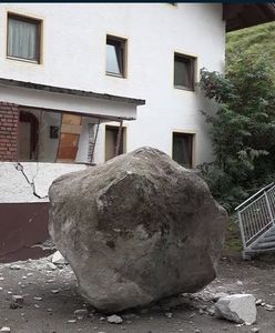 20-tonowy głaz stoczył się z góry i wbił w dom. O krok od tragedii w Austrii