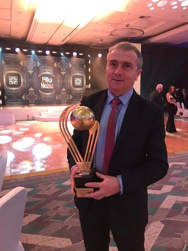 Bogusław Zieliński z nagrodą Piłkarza Roku, którą otrzymał Piotr Zieliński