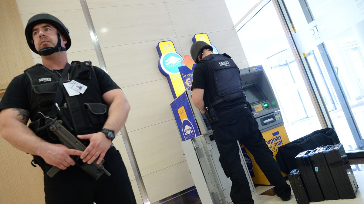 Gotówkę do bankomatów dostarczają firmy specjalnie przygotowane do tego