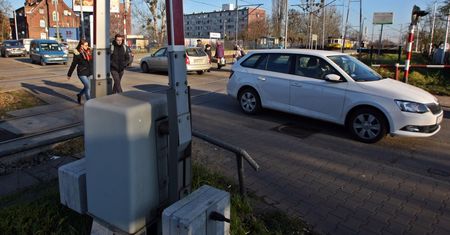 Maszyniści nie będą trąbić na niektórych przejazdach kolejowych. Nowe przepisy w 2020 r.