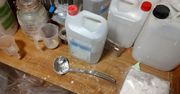 Bydgoszcz: Urządził laboratorium narkotykowe w przyczepie kempingowej. Policjanci przejęli 5 kg towaru