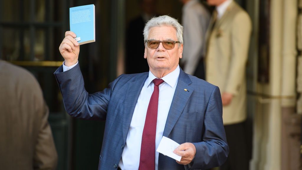 Na zdjęciu Joachim Gauck w okularach przeciwsłonecznych