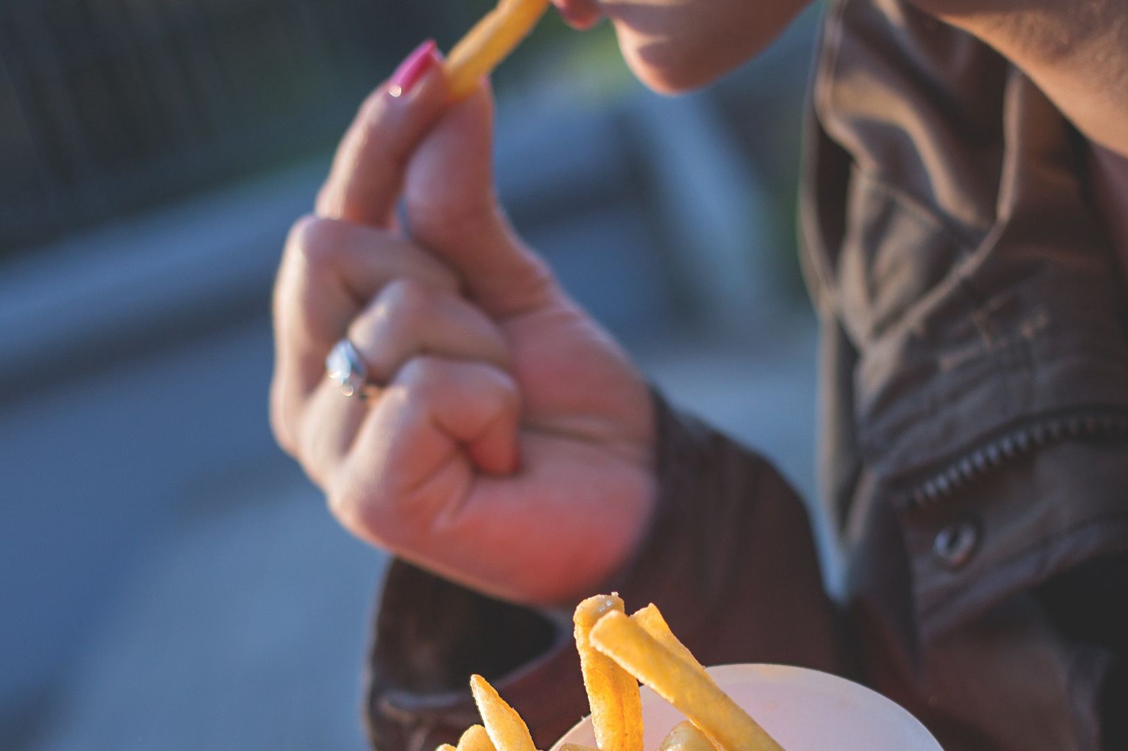 Wstrząsający raport. Przerażające, co znaleziono w popularnych fast-foodach