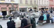 Oblegają Kraków. Widać ich na każdym kroku