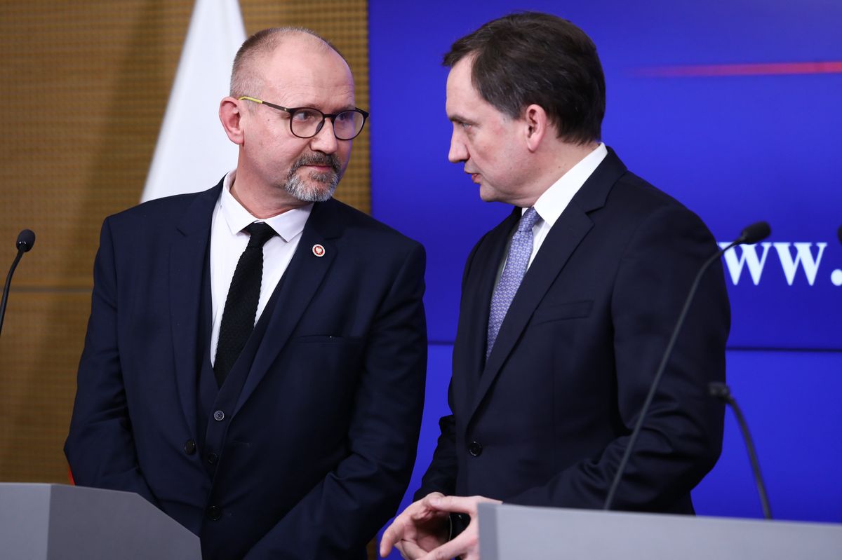 zbigniew ziobro, dariusz barski, ministerstwo sprawiedliwości, audyt, pis, umowy Setki tysięcy złotych na umowy. Tak zarabiał prokurator Dariusz Barski w resorcie Ziobry