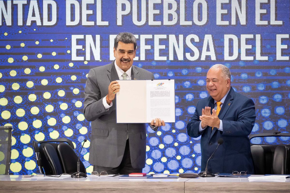 O krok od wybuchu nowej wojny? Biały Dom reaguje (na zdjęciu: prezydent Maduro z dokumentem dotyczącym wyników referendum)
