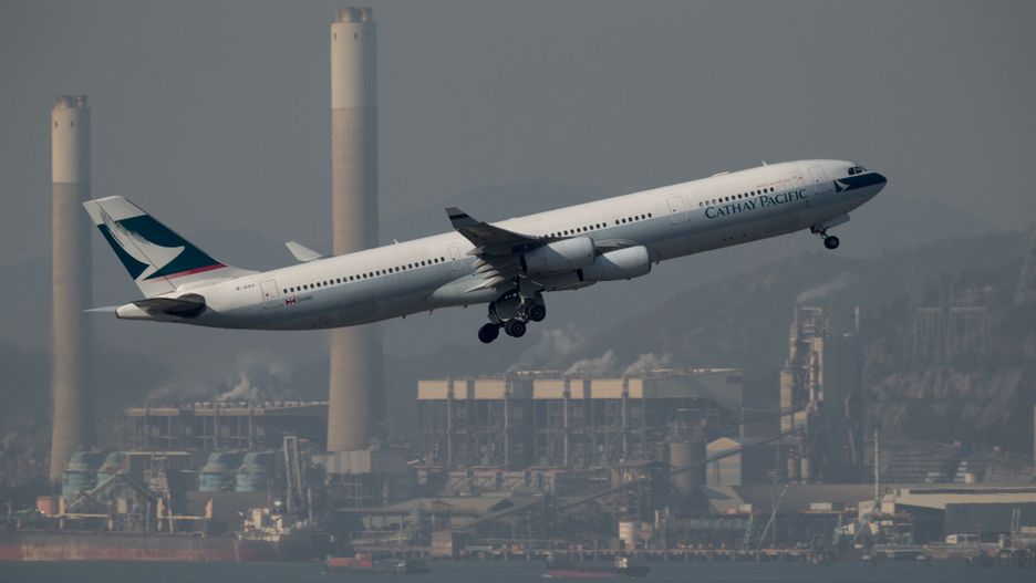 Samolot linii Cathay Pacific podczas startu na lotnisku w Hongkongu. 