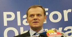 Tusk prosi L.Kaczyńskiego o dobrą prezydenturę