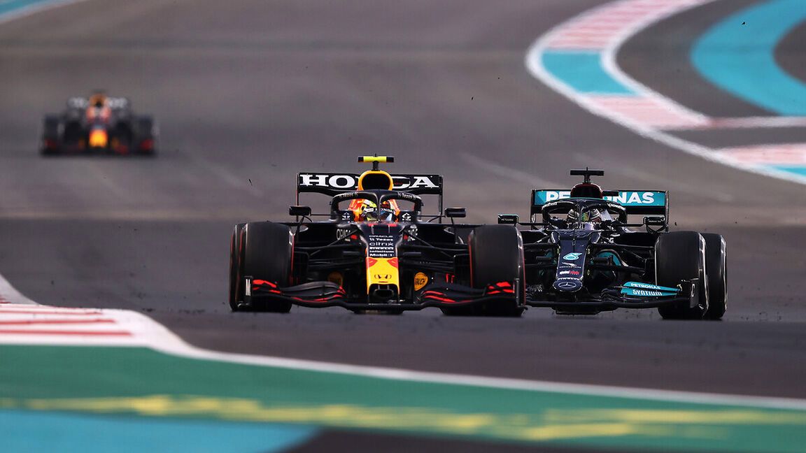 Max Verstappen przed Lewisem Hamiltonem