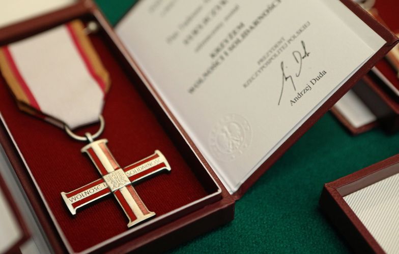 Krzyż Wolności i Solidarności gwarantuje prawo do świadczenia dla opozycjonistów