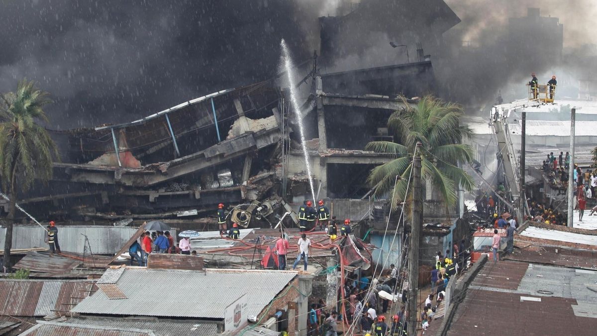Na zdjęciu ruiny budynku-fabryki, który zawalił się na przedmieściach Dhaki w kiwetniu 2013 roku