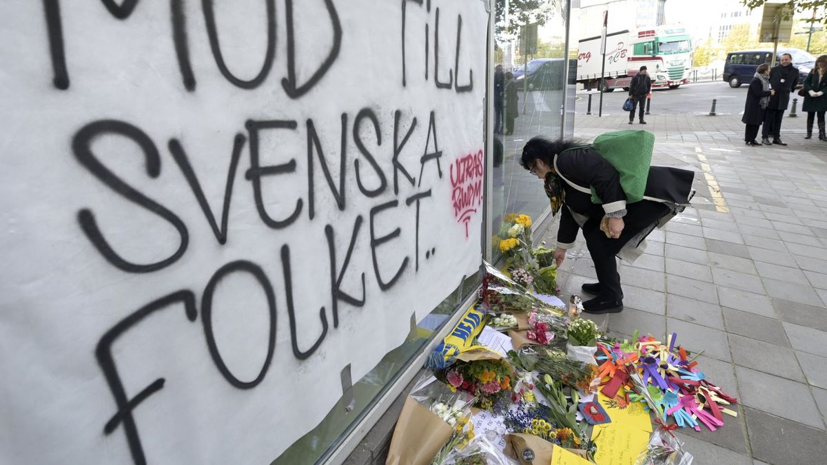 miszkańcy Brukseli oddają hołd dwóm szwedzkim kibicom, ofiarom zamachowca z Tunezji