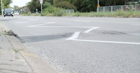 Dwa miesiące bez naprawy. Zgłosiliśmy niebezpieczną deformację asfaltu na ul. Głębokiej | ZDJĘCIA