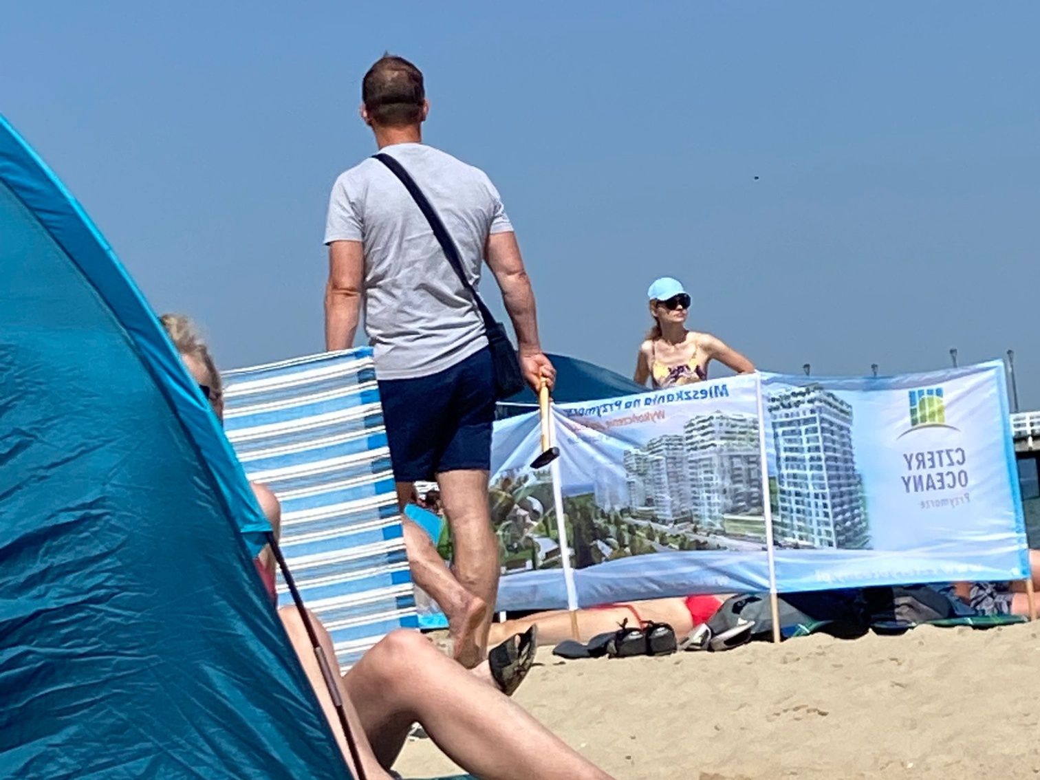 Plażowicze są dla siebie życzliwi. Pożyczają sobie np. młotki