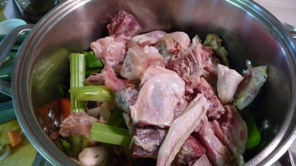 Surowe mięso drobiowe oddzielone mechanicznie z korpusów i szyjek ze skórą