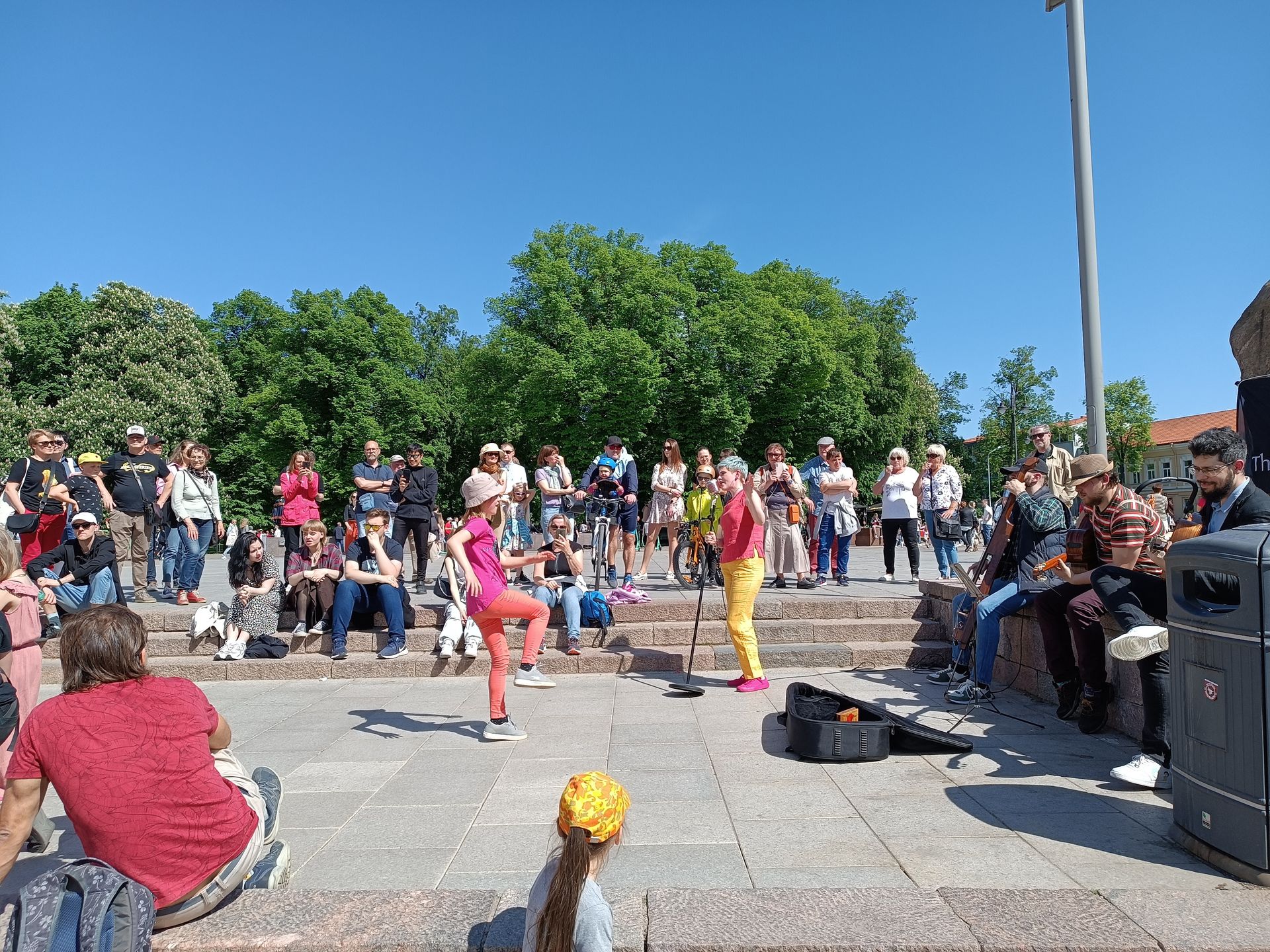 Niektórzy śpiewali, a inni tańczyli