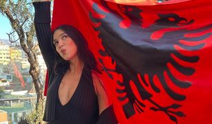 Dua Lipa pozuje z albańską flagą. Ma dwa powody do radości