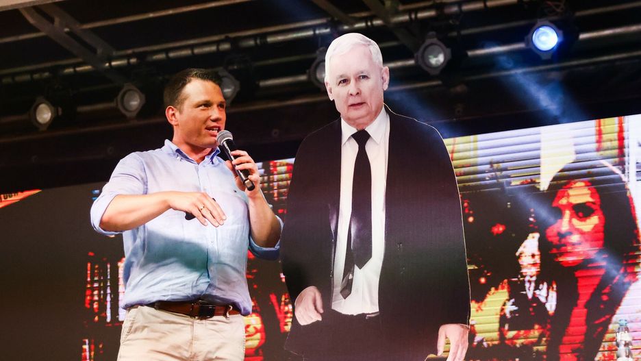 Sławomir Mentzen na wiecach wyborczych Konfederacji do krytyki PiS wykorzystuje stand ze zdjęciem Jarosława Kaczyńskiego