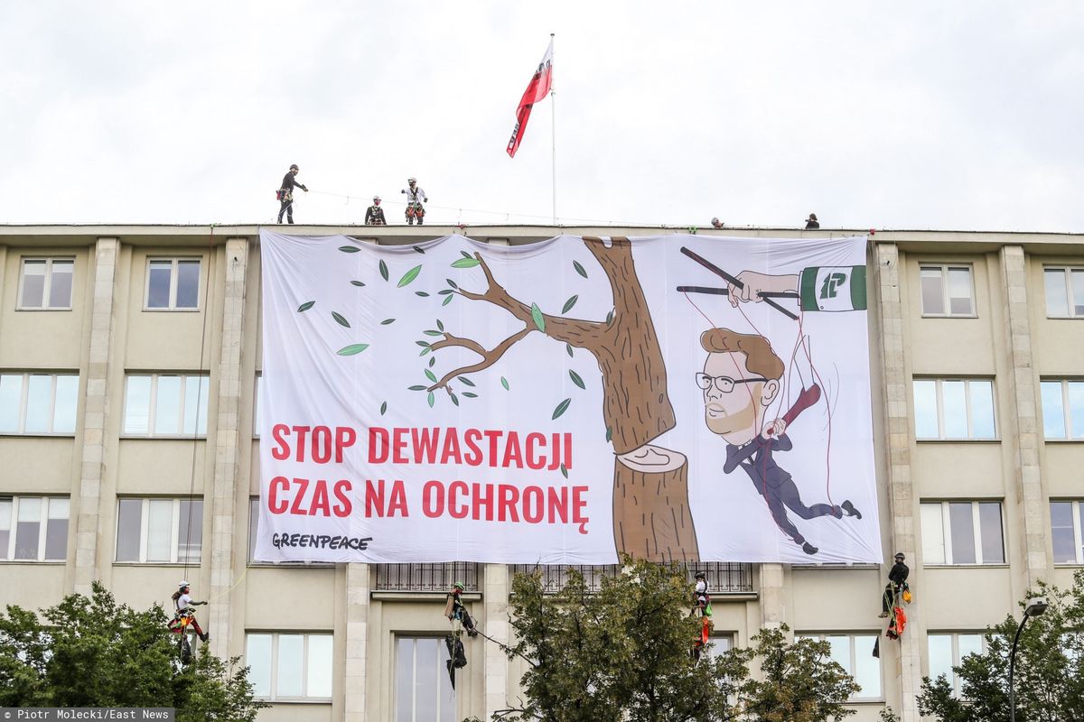 Warszawa. Protest Greenpeace. Kilkunastu aktywistów na dachu Ministerstwa Środowiska