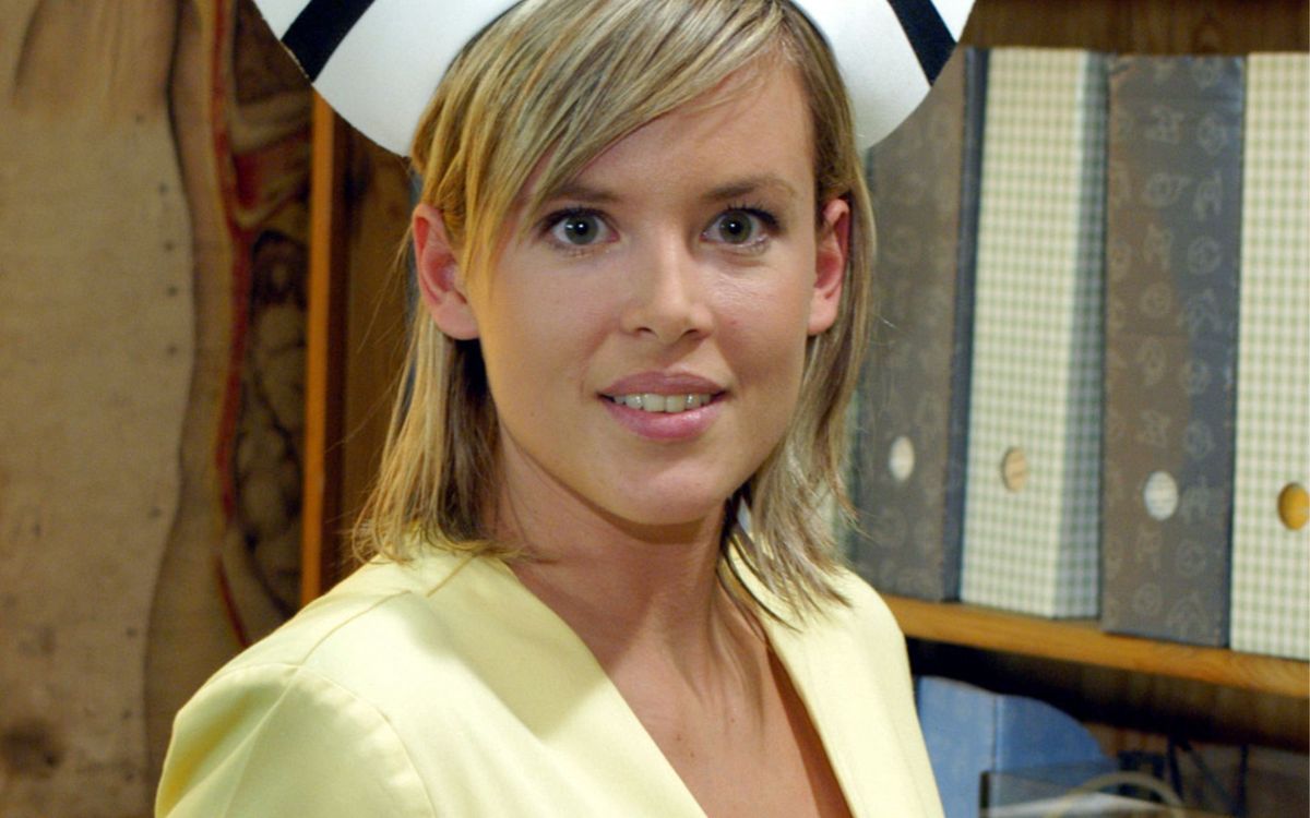 Magdalena Mazur na planie serialu "Daleko od noszy" w 2005 roku