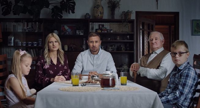 W spocie KO smutna rodzina skarży się Morawieckiemu. „Telewizja pokazuje, jak jest wspaniale”