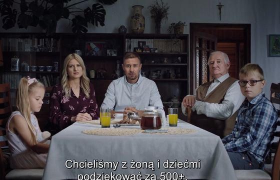 W spocie KO smutna rodzina skarży się Morawieckiemu. „Telewizja pokazuje, jak jest wspaniale”