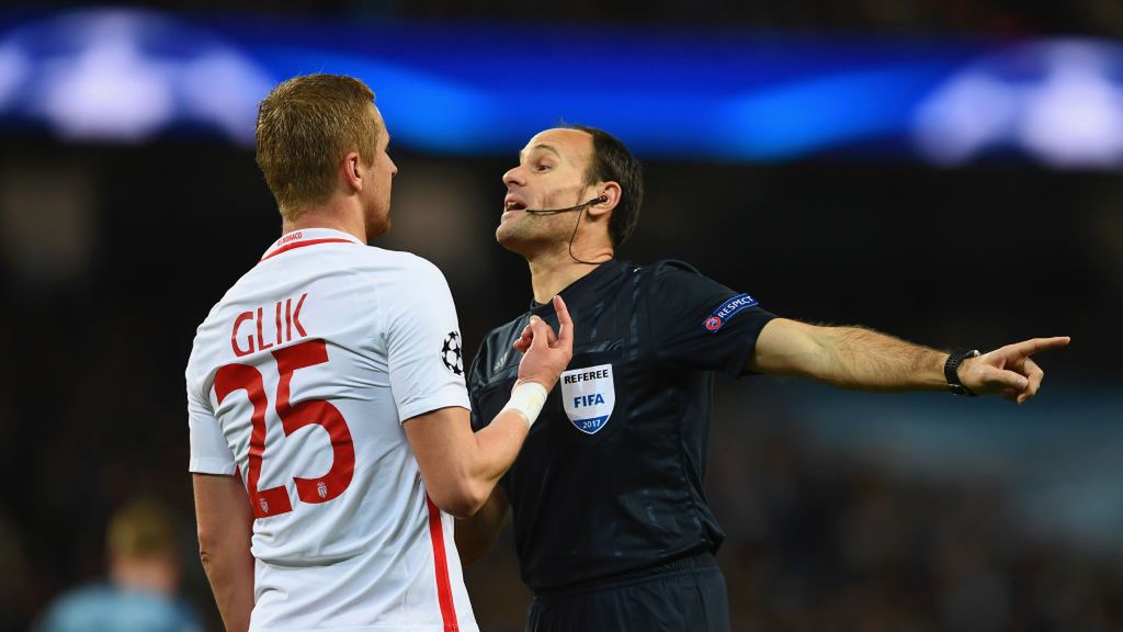 Zdjęcie okładkowe artykułu: Getty Images / Laurence Griffiths / Na zdjęciu: Kamil Glik (z lewej) i Antonio Mateu Lahoz (z prawej)