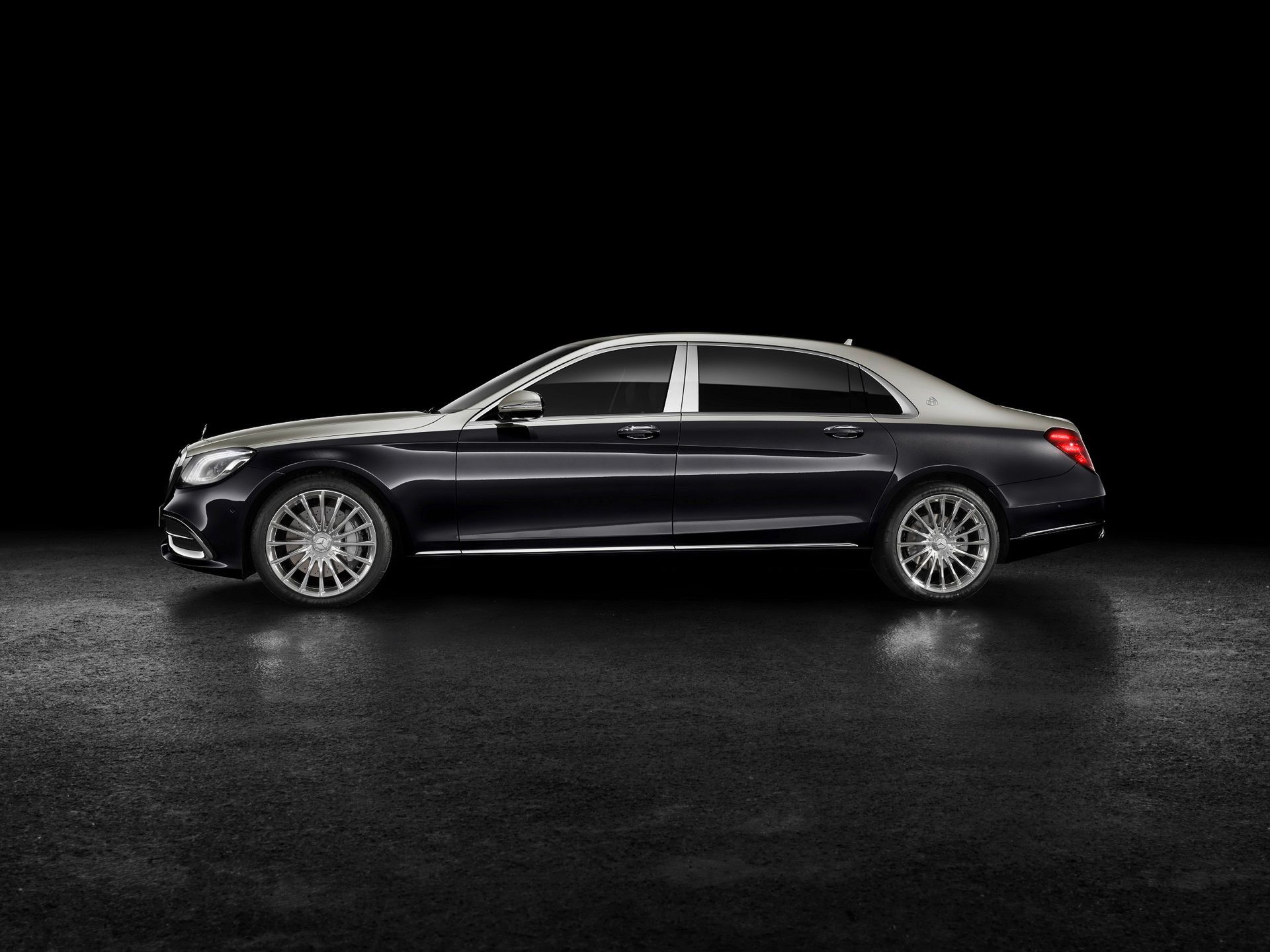 Wyróżnikami modeli Maybacha mają być większa przestrzeń w kabinie, dodatkowe wyposażenie oraz przygotowane specjalnie dla tej wersji wykończenie (fot. Daimler)