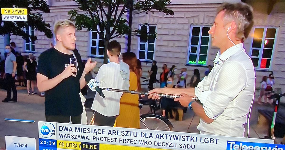 Paweł Łukasik i aktywista LGBT podczas aresztowania Margot