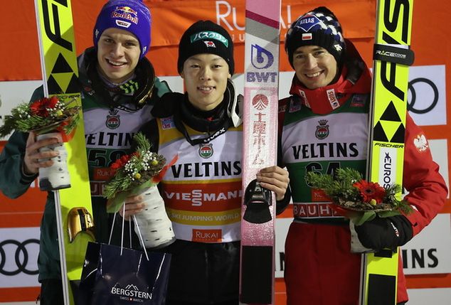 Podium niedzielnego konkursu PŚ w Kuusamo. Od lewej drugi Andreas Wellinger, triumfator Ryoyu Kobayashi i trzeci Kamil Stoch. Fot. PAP/Grzegorz Momot