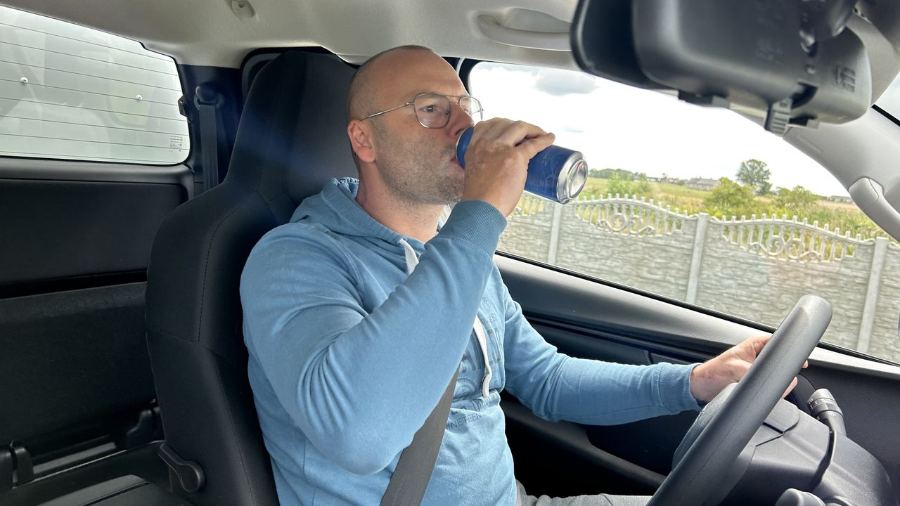 Czy można pić piwo bezalkoholowe za kierownicą? Policjant: "kontrolę masz jak w banku"