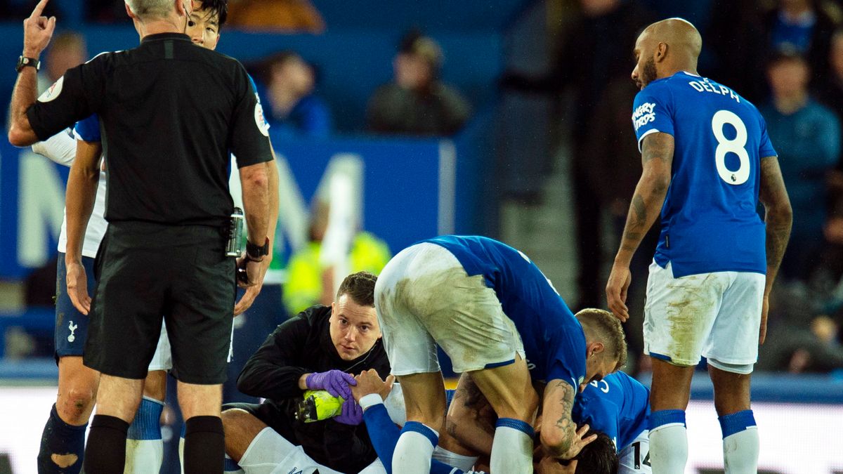 Zdjęcie okładkowe artykułu: Getty Images / Na zdjęciu: piłkarze Evertonu uspokajający Andre Gomesa