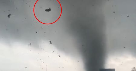 Nie do wiary, co porwało tornado. Kierowca wszystko nagrał