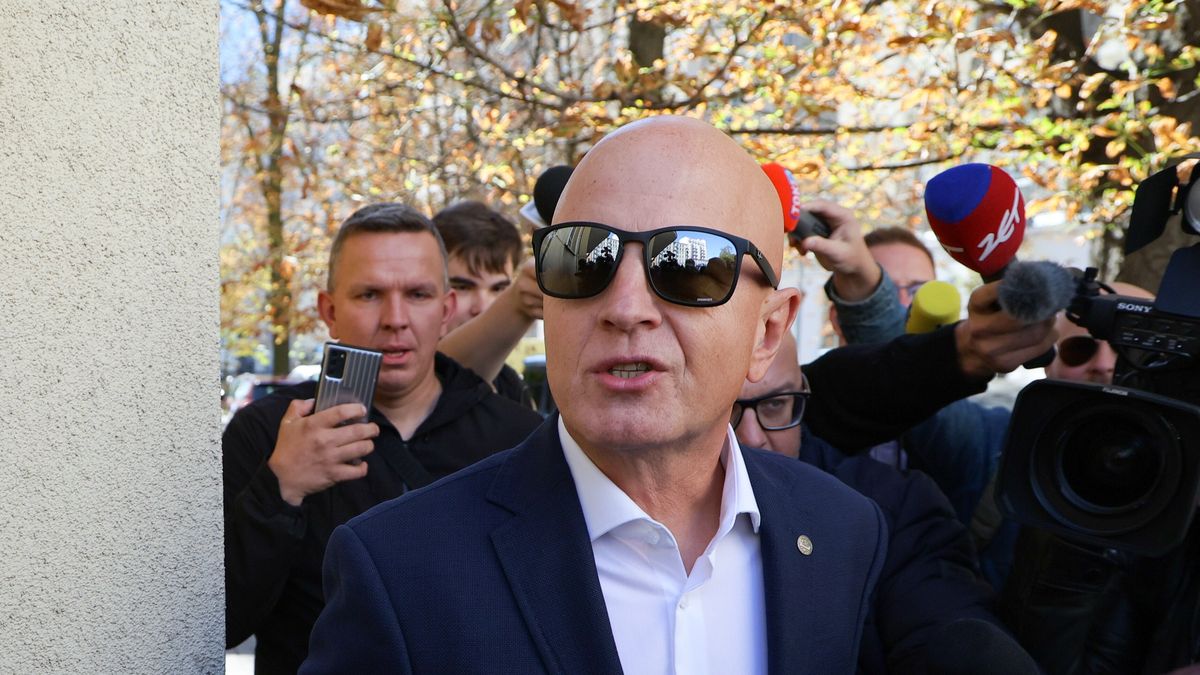 Warszawa, 30.09.2024. Były komendant główny policji gen. insp. Jarosław Szymczyk (C) przed siedzibą Prokuratury Okręgowej w Warszawie, 30 bm. Jarosław Szymczyk ma zostać przesłuchany ws. śledztwa dot. wybuchu granatnika w jego gabinecie w grudniu 2022 r. (amb) PAP/Paweł Supernak