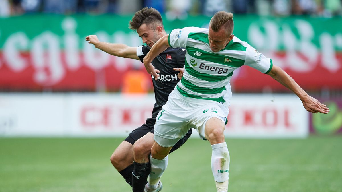 PAP / Adam Warżawa / Na zdjęciu: Paweł Stolarski w walce o piłkę