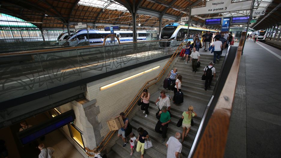 Pociąg Intercity Odra relacji Kraków - Berlin złapał w piątek rano ponad 140 minut opóźnienia z powodu awarii lokomotywy pod Lewinem Brzeskim.