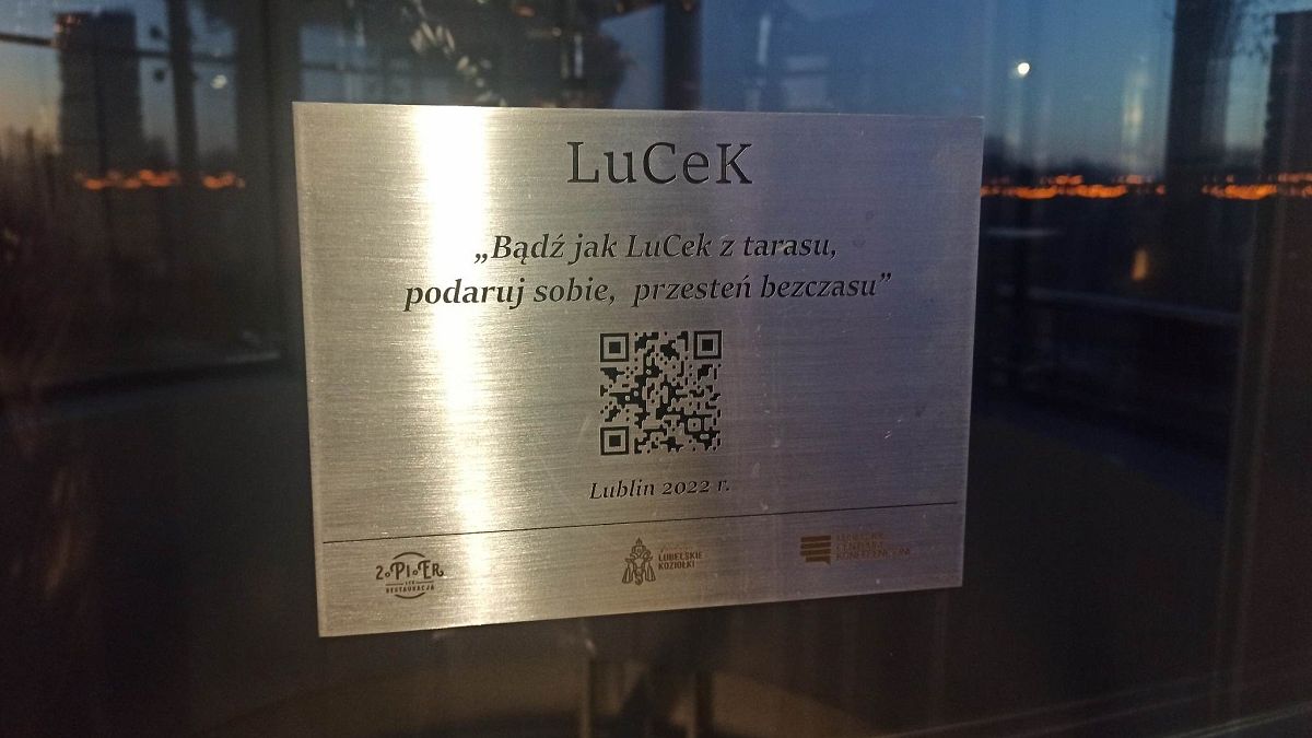 „przesten bezczasu” - błąd na tabliczce koziołka Lucka