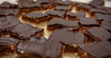 Dwa blaty i obłędny krem. To szybkie ciasto zrobisz z tanich składników