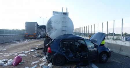 A4. Osobówka zgnieciona przez dwa tiry. Jedna osoba nie żyje