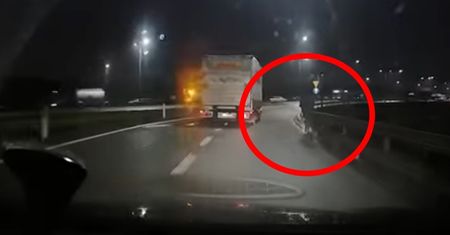 Rowerem po autostradzie. Bez oświetlenia