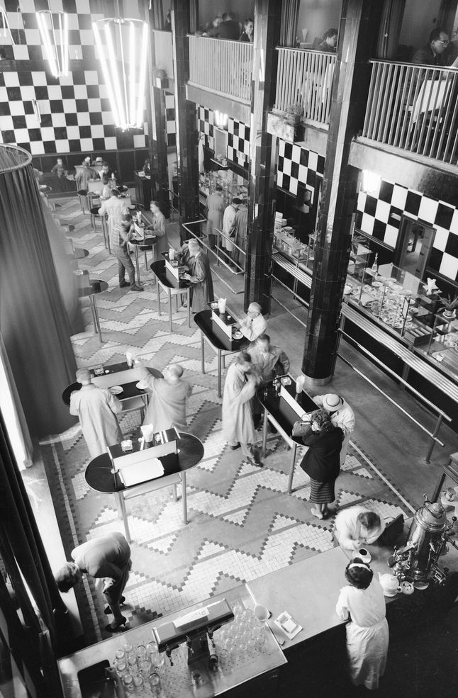 Sala konsumpcyjna w barze przy ulicy Świętokrzyskiej, 1958.