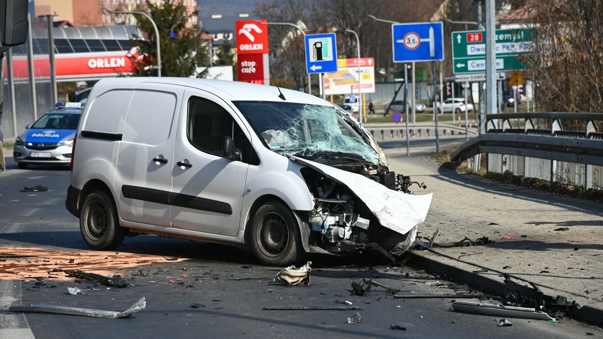 Czo?owe zderzenie samochodu osobowego z ci??arówk? w Ja?le
04.03.2026 Jaslo Czolowe zderzenie samochodu osobowego z ciezarowka w Jasle Kierujaca osobowka zabrana do szpitala. Droga calkowicie zablokowana Fot. Marek Dybas/REPORTER
MarekDybas/REPORTER