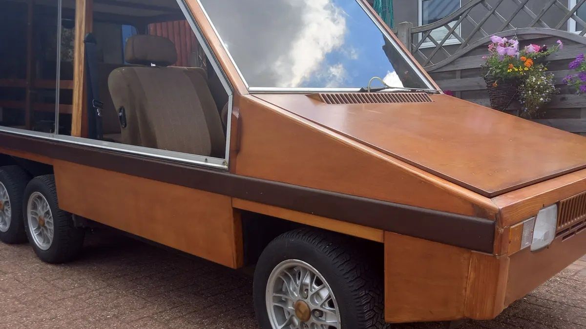 Pojazd został wykonany przez emerytowanego nauczyciela stolarki i metaloplastyki z Bristolu