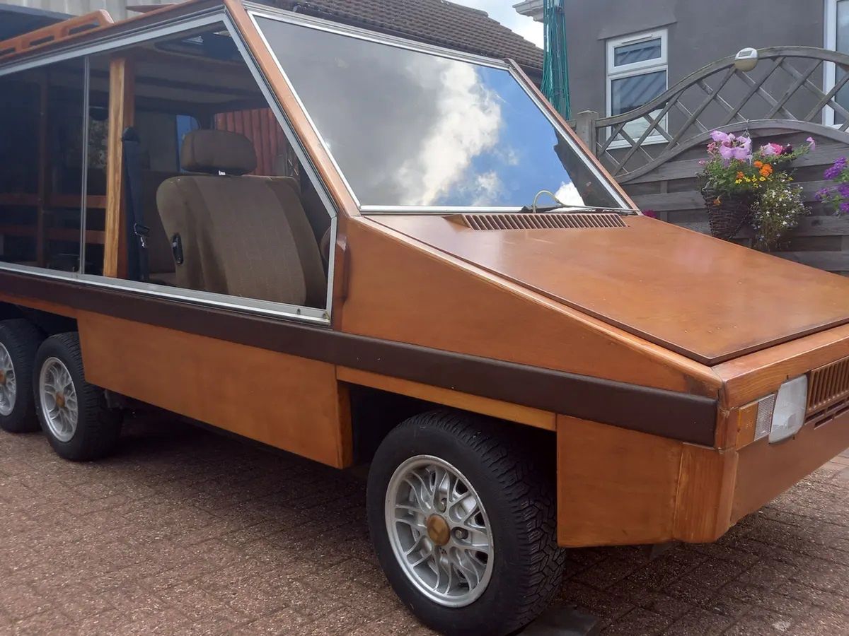 Samochód zrobiony z drewna. Niedługo trafi na aukcję